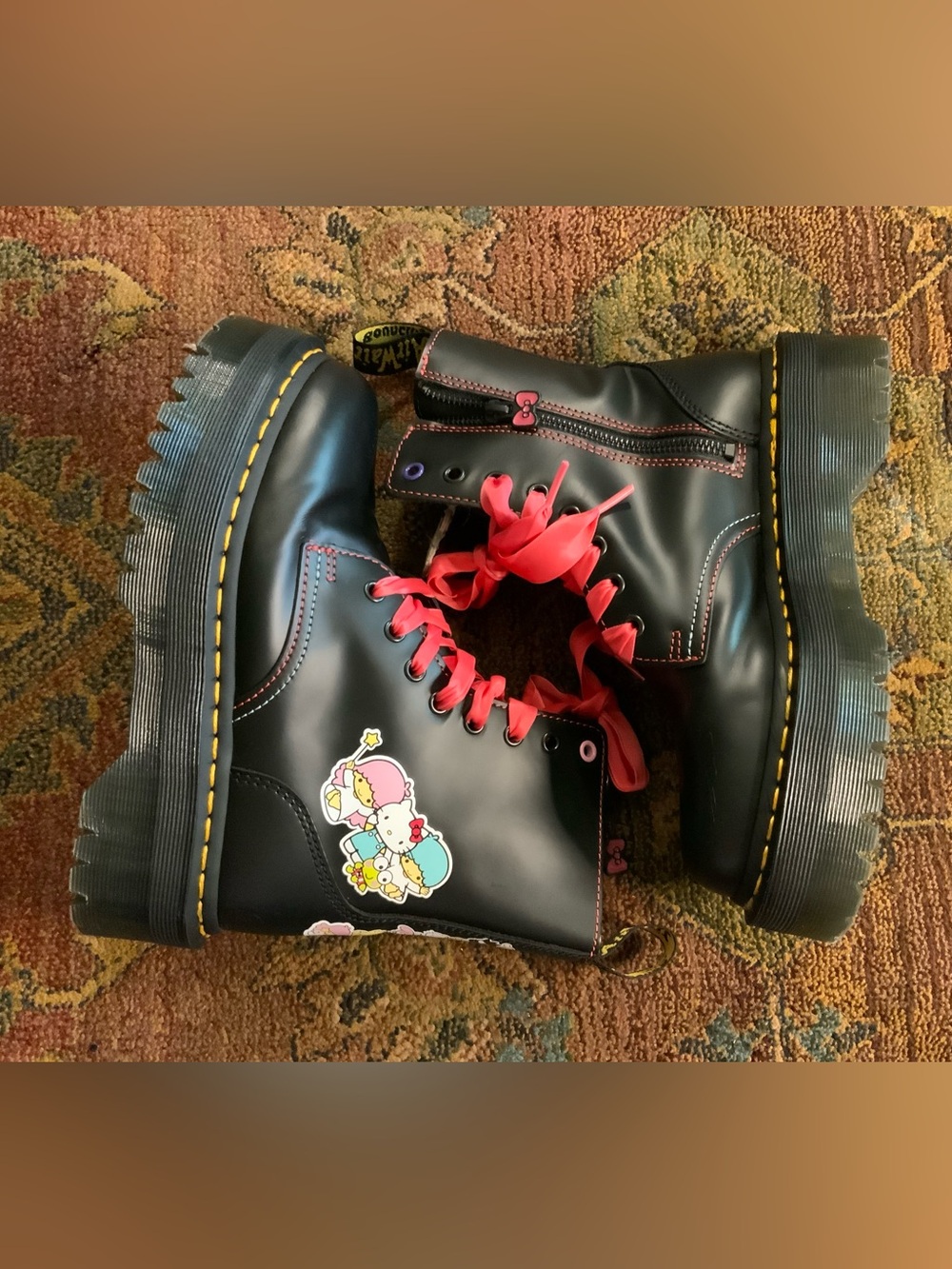 Women’s Hello Kitty Dr. Martens✨